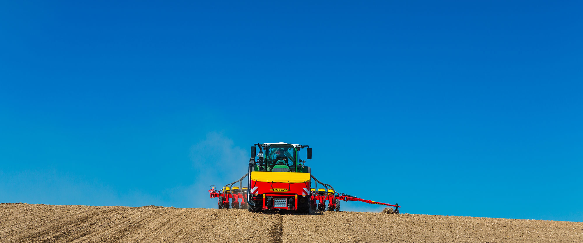 Väderstad Fronttank FH 2200 im Feld