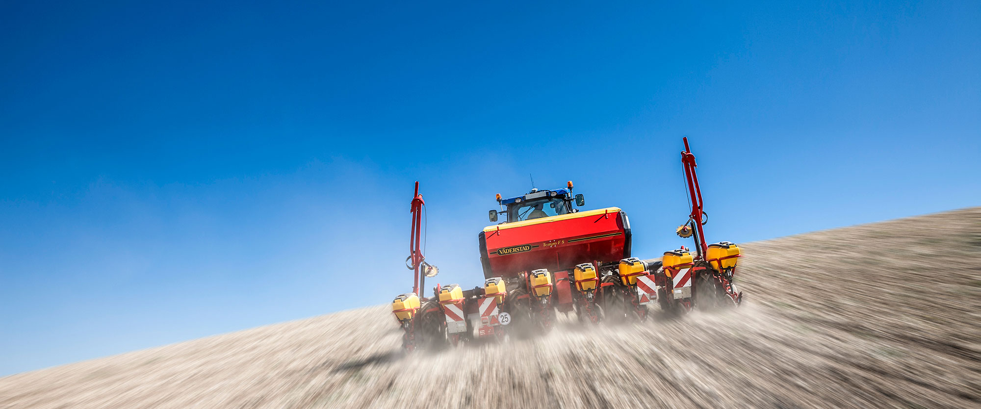 Väderstad Tempo F 8 im Feld 