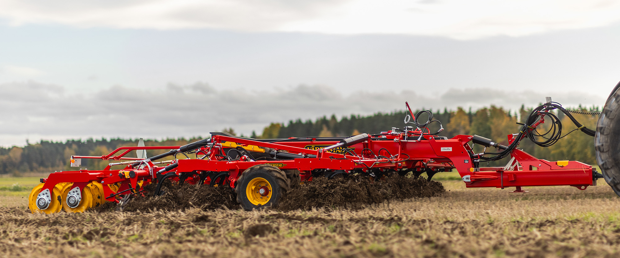 Opus 600 cultivando el campo